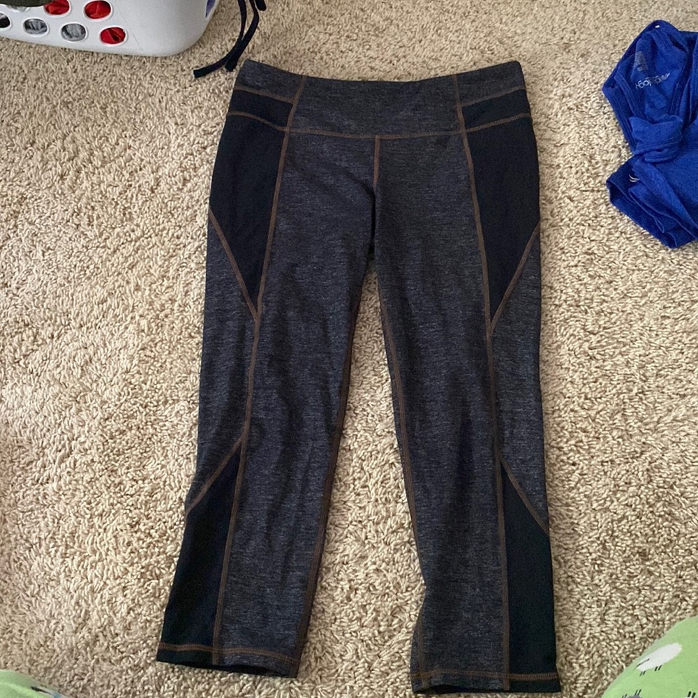 athleta capri leggings// charcoal and black with a brownish seamed outline